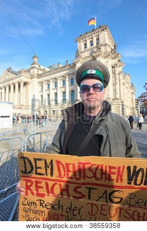 Berlín - 3. listopad: Protestující před sněmu v listopadu 3, 2011 v Berlíně, Německo. Cit