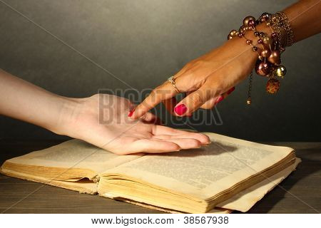 Lesen Sie die Linien-Hand auf grau backcground