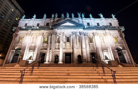 Façade de Marie Reine du monde à Montréal pendant la nuit.