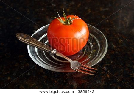 frischen Tomaten auf die Glasplatte.