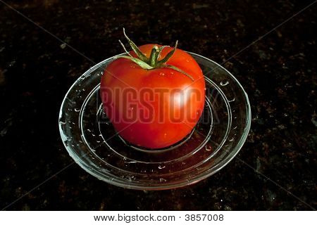 frischen Tomaten auf die Glasplatte.