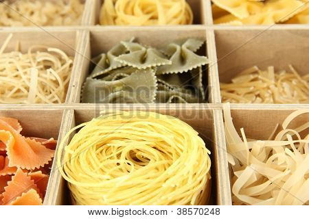 Ni typer pasta i trækasse sektioner close-up