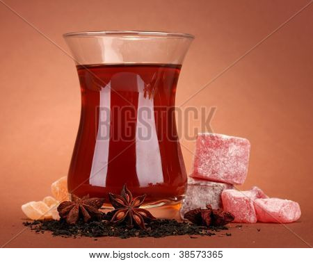 Glas türkischen Tee und Freude, Rahat auf braunen Hintergrund
