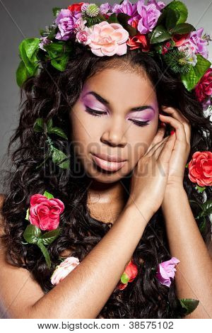 Elegant mulat pige med tudorroser af blomster