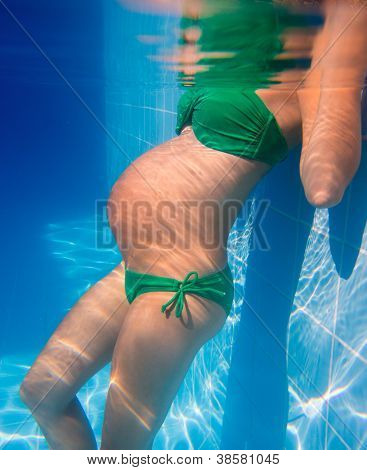Subacquea piscina blu donna incinta bella rilassata