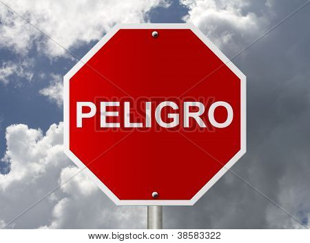 Segnale di stop con parola pericolo Peligro