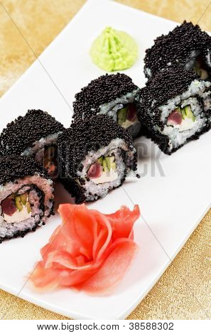 sushi roll con tonno, avacado, salsa e uova di pesce volante
