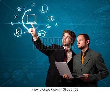Uomo d'affari premendo tipo multimedia dei moderni pulsanti con sfondo virtuale