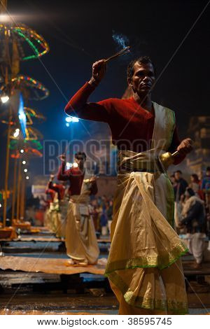 Varanasi notte Puja Brahmin Priest Facing incenso