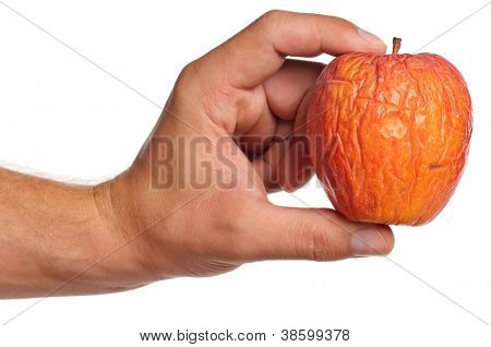 Hand des Mannes mit veralteten Apple isoliert auf weißem Hintergrund