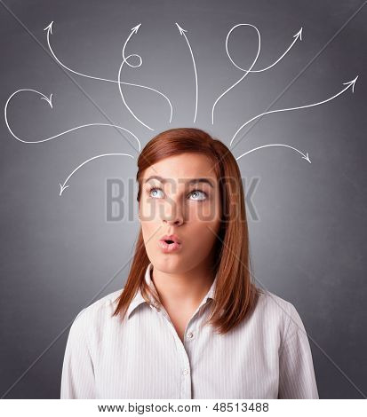 Hübsche junge Mädchen denken mit Pfeilen overhead