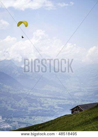 Un'immagine di un parapendio a Beatenberg Svizzera