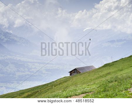 Un'immagine di un parapendio a Beatenberg Svizzera