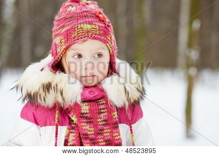 Halve lengte portret van klein meisje die in winter park staat