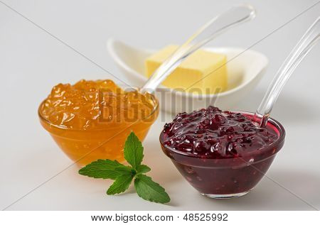 Jam s stevia listy na bílém pozadí