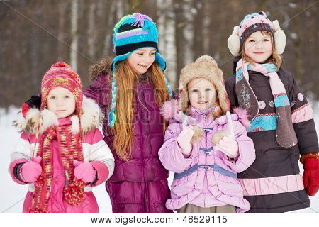 Vier meisjes twee oudere en twee jongere staat samen in winter park