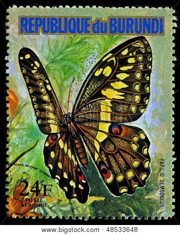 Republikken Burundi - Circa 1974: Et stempel trykt i Burundi viser en sommerfugl Papillo Demodocus, Se