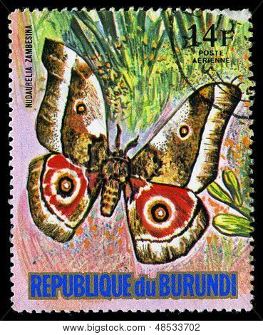 Repubblica di Burundi - Circa 1974: Un francobollo stampato In Burundi dimostra una farfalla Nudaurelia Zambesina,