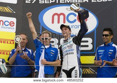 27 Září 2009; Silverstone Anglie: Rider číslo 2 Leon Camier (GBR) jezdecké Airwaves Yamaha s 
