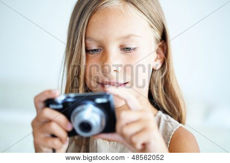 Meisje met compacte fotocamera