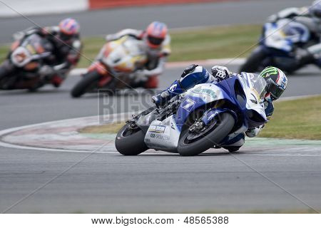 27 Září 2009; Silverstone Anglie: Rider číslo 7 James Ellison (GBR) vede v závodě 2 kola 11, 