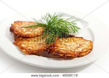 Kartoffelpuffer mit saurer Sahne und Dill