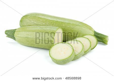 ผักสดหั่นบาง ๆ ไข แยกต่างหากบนพื้นหลังสีขาว