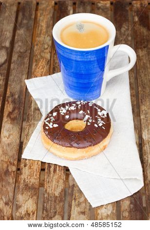 doughnut med kaffe krus