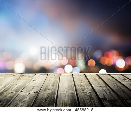 木制平台和灯光的夜香港