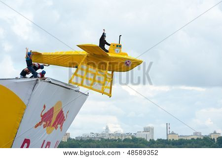 Moskova - 28 Temmuz: Rakipleri 28 Temmuz 2013 Red Bull Flugtag üzerinde bir uçuş Moskova'da gerçekleştirmek. Kırmızı B