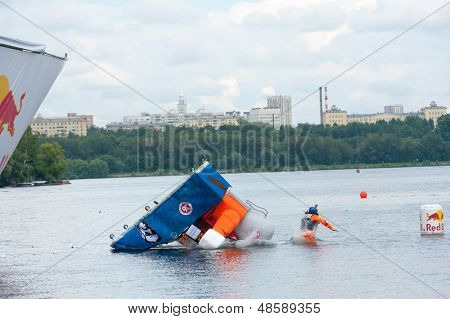 Moskova - 28 Temmuz: Rakipleri 28 Temmuz 2013 Red Bull Flugtag üzerinde bir uçuş Moskova'da gerçekleştirmek. Kırmızı B