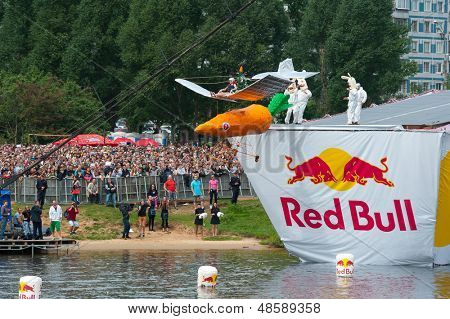 Moskova - 28 Temmuz: Rakipleri 28 Temmuz 2013 Red Bull Flugtag üzerinde bir uçuş Moskova'da gerçekleştirmek. Kırmızı B