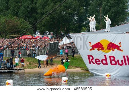 Moskova - 28 Temmuz: Rakipleri 28 Temmuz 2013 Red Bull Flugtag üzerinde bir uçuş Moskova'da gerçekleştirmek. Kırmızı B