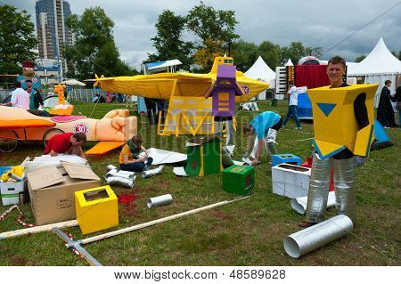 Moskova - 28 Temmuz: Uçak gösteriden önce uçakta Red Bull Flugtag 28 Temmuz 2013 tarihinde Moskova'da. Kırmızı BÜ