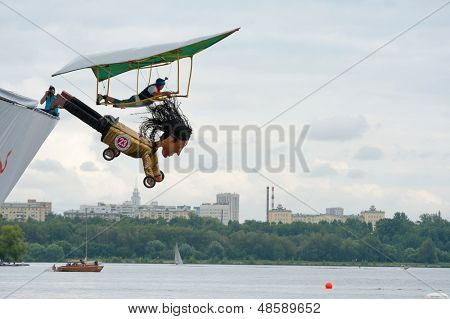 Moskova - 28 Temmuz: Rakipleri 28 Temmuz 2013 Red Bull Flugtag üzerinde bir uçuş Moskova'da gerçekleştirmek. Kırmızı B