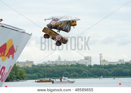 Moskova - 28 Temmuz: Rakipleri 28 Temmuz 2013 Red Bull Flugtag üzerinde bir uçuş Moskova'da gerçekleştirmek. Kırmızı B
