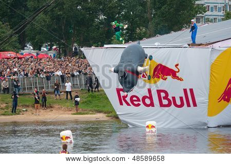 Moskova - 28 Temmuz: Rakipleri 28 Temmuz 2013 Red Bull Flugtag üzerinde bir uçuş Moskova'da gerçekleştirmek. Kırmızı B