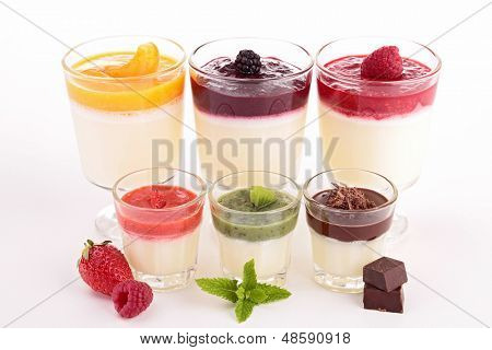 assortimento di pannacotta isolato