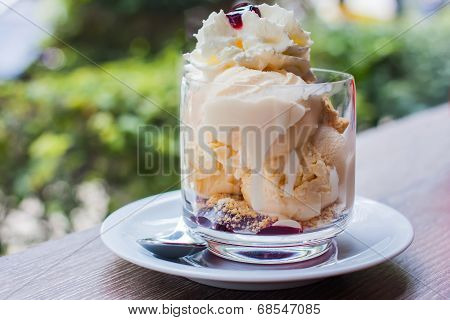 Blueberry Crumble With Vanilla Ice Cream