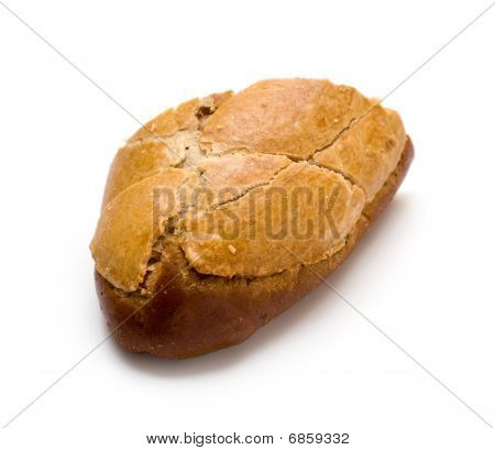 Pain de blé entier aux raisins secs isolé On White