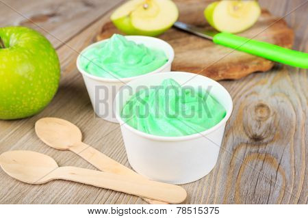 Frozen Creamy Ice Yoghurt  With Fresh Green Apples