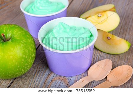 Frozen Creamy Ice Yoghurt  With Fresh Green Apples
