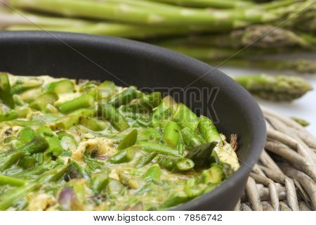 Tortilla de espárragos en un primer plano de Pan