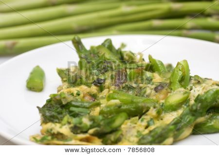 Tortilla de espárragos en un plato