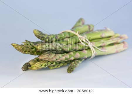 Asperges op blauwe achtergrond