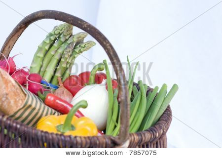 Cesta llena de verduras orgánicas frescas