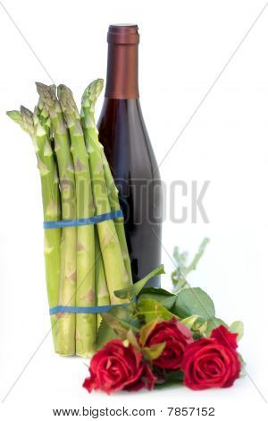 Bundel van asperges met rozen en een fles wijn