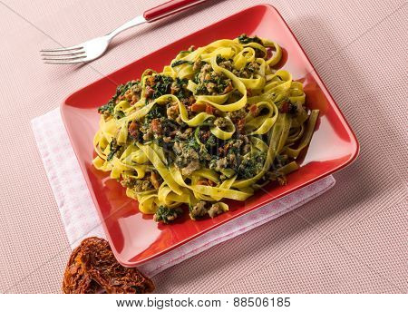 tagliatelle with sausage spinach and dried tomatoes