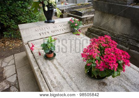 Grave Of Simone Signoret And Yves Montand