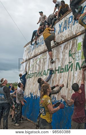 Team storms big wall in extrim race. Tyumen.Russia